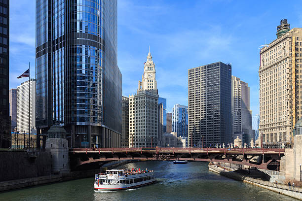 The River serves the main link and the Great Lakes The Chicago River serves as the main link between the Great Lakes and the Mississippi Valley waterways. exploring Illinois stock pictures, royalty-free photos & images